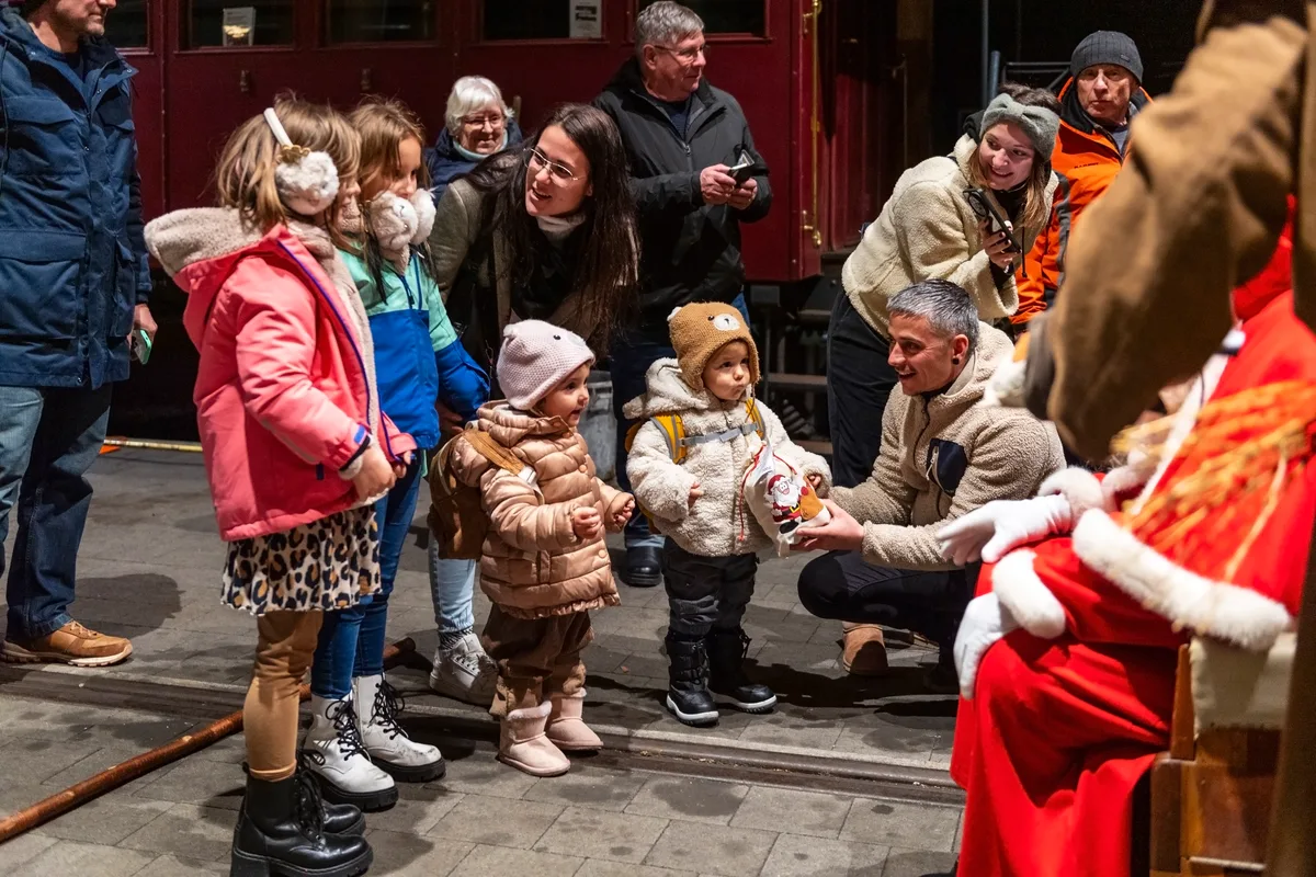 Neugierig und ein bisschen ehrfürchtig standen die kleinsten Besucher dem Samichlaus gegenüber. Grosser Andrang beim Samichlaus in Bauma.